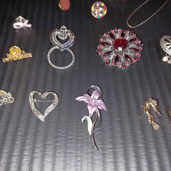 Brooches - Picture 4 of 7